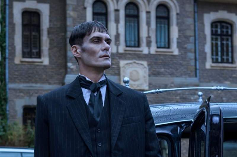 Candidatură surpriză la Primăria Capitalei, anunţată de la 7.678 de kilometri distanţă de Bucureşti. Cum cere voturi un actor din serialul Wednesday: „Suntem reali!”