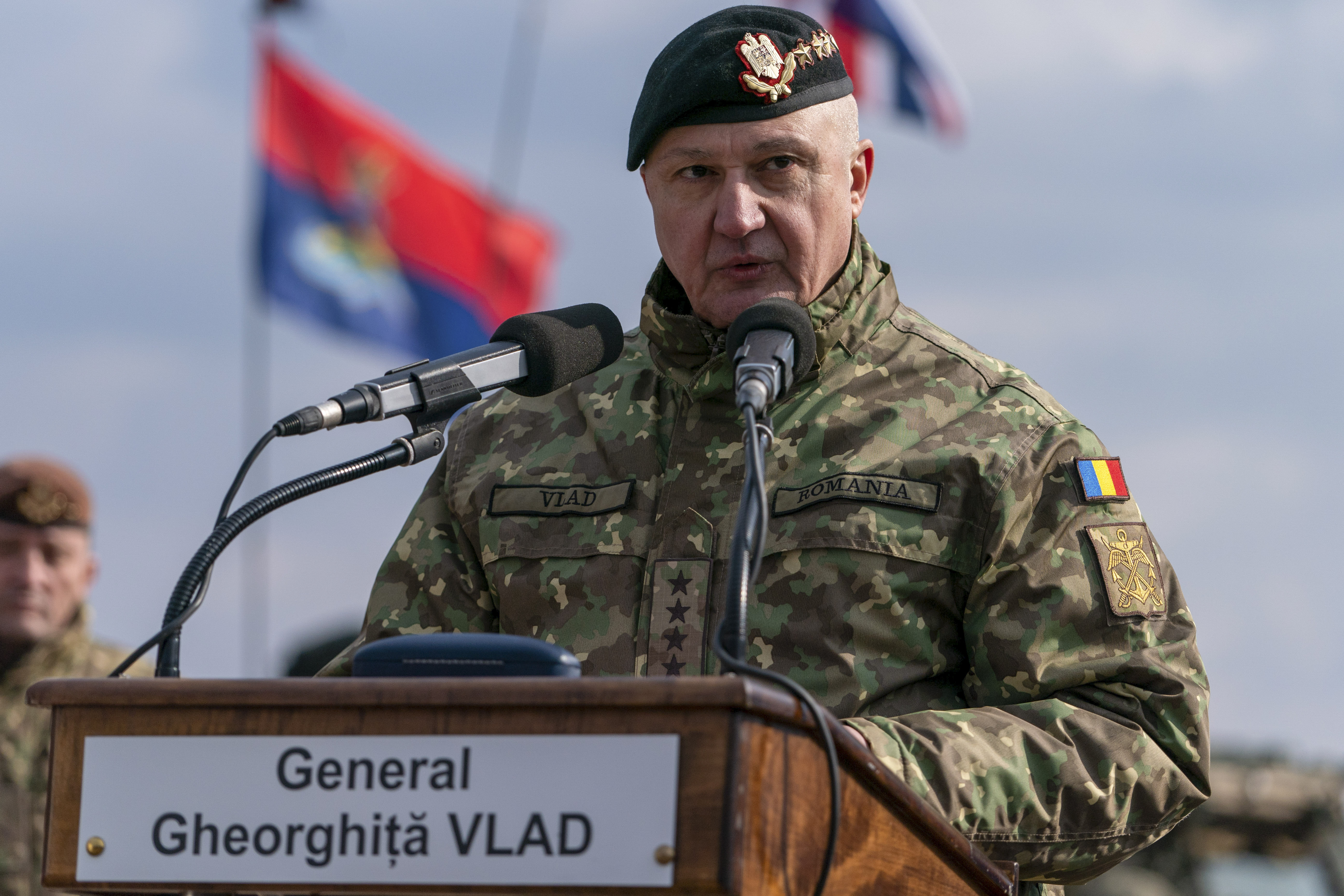 Șeful Armatei Române spune că toți românii ar trebui să știe să tragă cu arma: „Pentru a-și apăra familia”