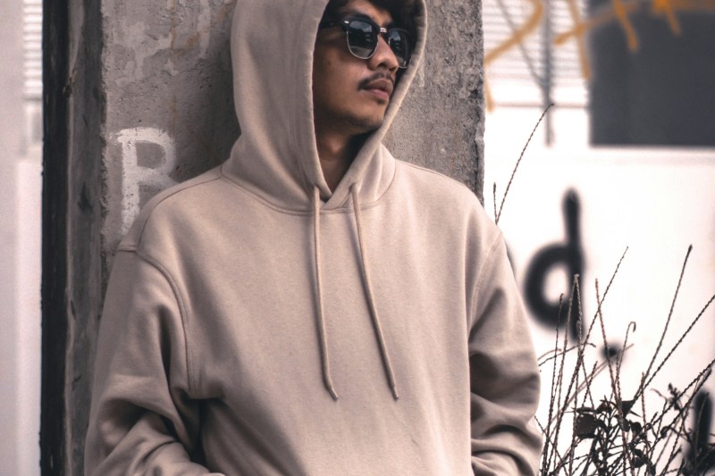 De la sport la streetwear: piesa care a cucerit garderoba masculină