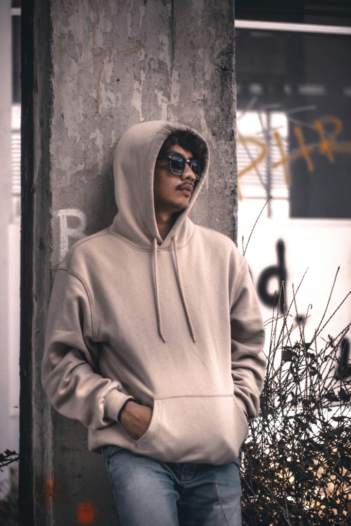 De la sport la streetwear: piesa care a cucerit garderoba masculină
