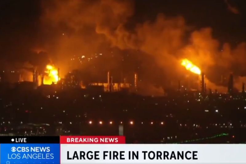 VIDEO Incendiu de proporții, după o explozie la rafinăria Chevron din California, cea mai mare de pe coasta de vest a SUA