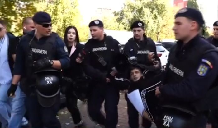 VIDEO Îmbrânceli între jandarmi și susținătorii lui Călin Georgescu în fața Tribunalului București. Două persoane, ridicate