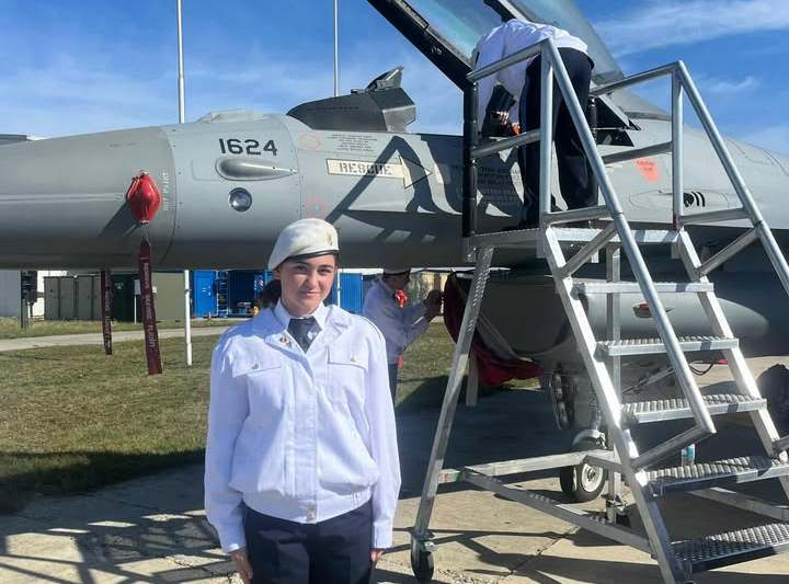 Sara a ales cariera militară încă din clasa I, când cânta marșuri pe holurile școlii/ Arhiva personală