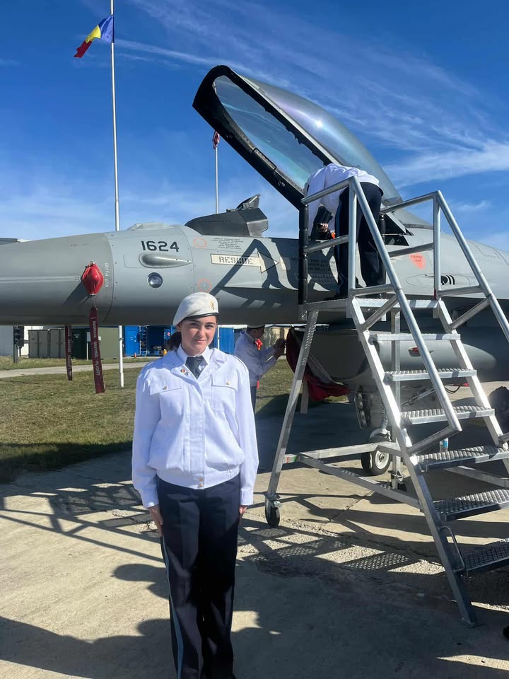 Sara a ales cariera militară încă din clasa I, când cânta marșuri pe holurile școlii/ Arhiva personală