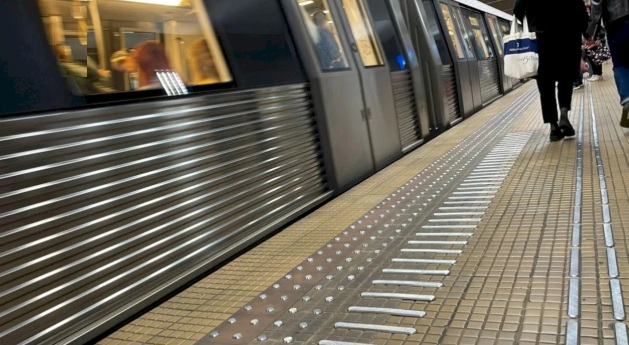 Despăgubiri record pentru o femeie care a căzut într-o stație de metrou din București, unde peronul avea o „capcană”