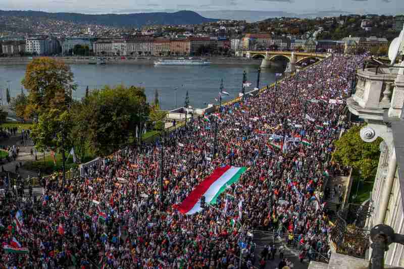 Două mitinguri uriașe la Budapesta dau startul neoficial al campaniei pentru cele mai imprevizibile alegeri din Ungaria ultimilor ani