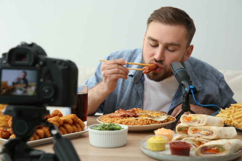 Fenomenul Mukbang: sunete, culori, reacții, amestecul perfect pentru dopamină instant. De ce trebuie explicat copiilor acest fenomen? FOTO: Shutterstock