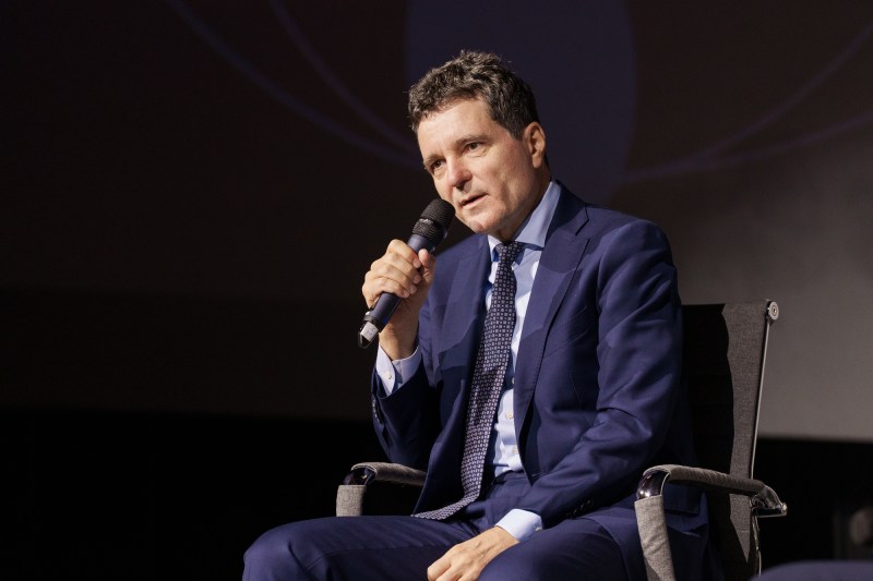 Nicușor Dan a promulgat legea pentru brățările de monitorizare electronică. Noile prevederi „protejează mai bine victimele”, argumentează președintele