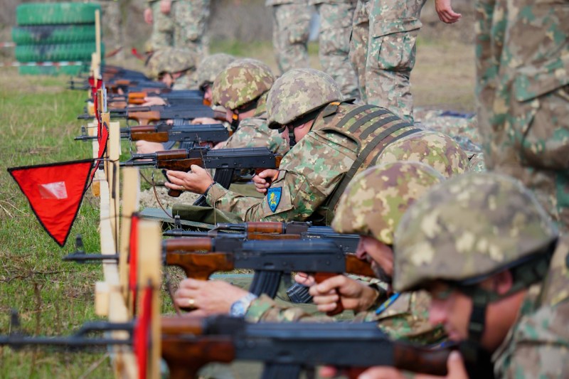 REPORTAJ VIDEO După criticile pentru organizarea deficitară, MApN a pus în scenă o demonstrație cu fumigene/ Cum a arătat o zi printre rezerviști