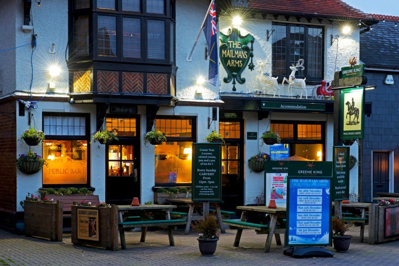 Marea Britanie vrea să relaxeze regulile care obligă celebrele sale puburi să se închidă înainte de miezul nopții