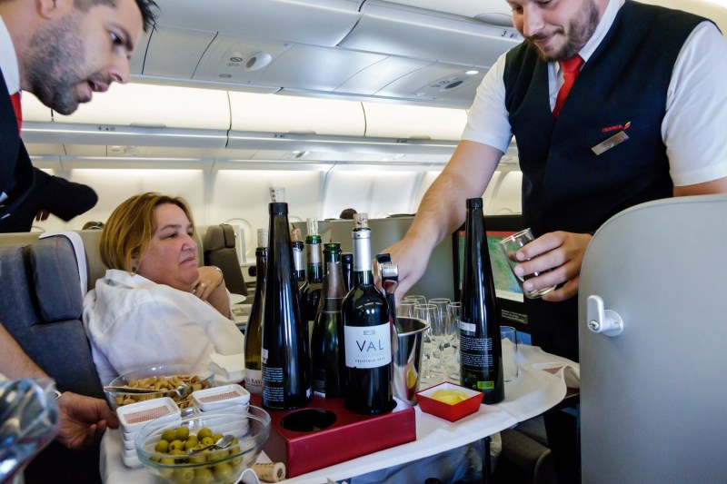 O mare companie aeriană va oferi alcool gratuit la bordul avioanelor sale după ce pasagerii s-au plâns de creșterea tarifelor