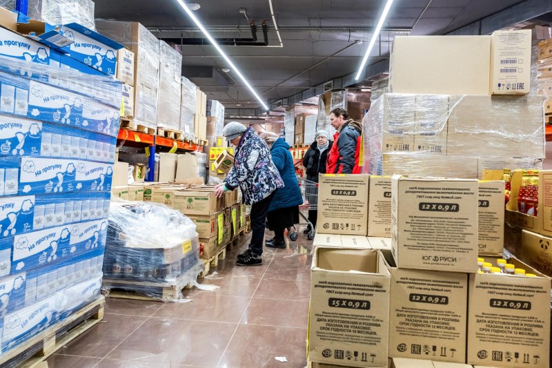 Lanțurile de magazine din Rusia închid în masă supermarketurile și trec la „magazine pentru săraci”