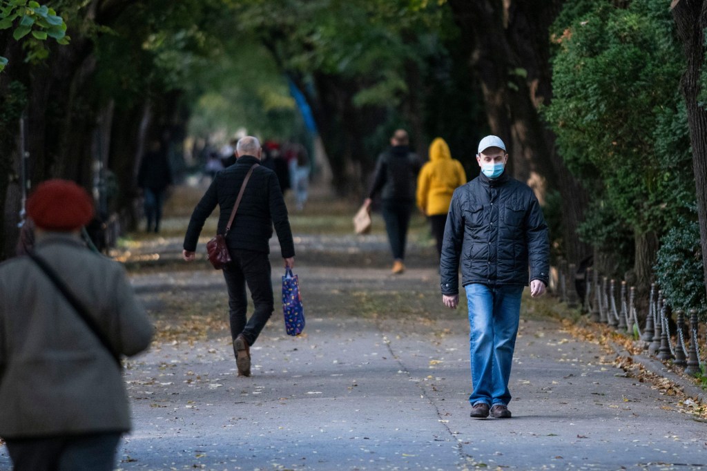 Bărbat cu mască într-un parc. Fotografie ilustrativă de Alberto Grosescu / Alamy / Profimedia