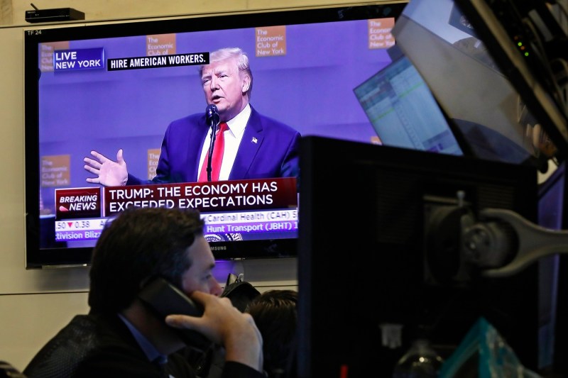 Bursa americană se prăbuşeşte după ce Trump a ameninţat cu tarife uriaşe pentru China