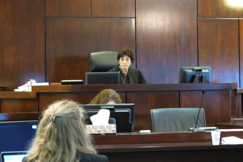 VIDEO Casa unei judecătoare amenințate cu moartea după ce a decis împotriva administrației Trump a ars din temelii. Familia ei, nevoită să sară pe fereastră