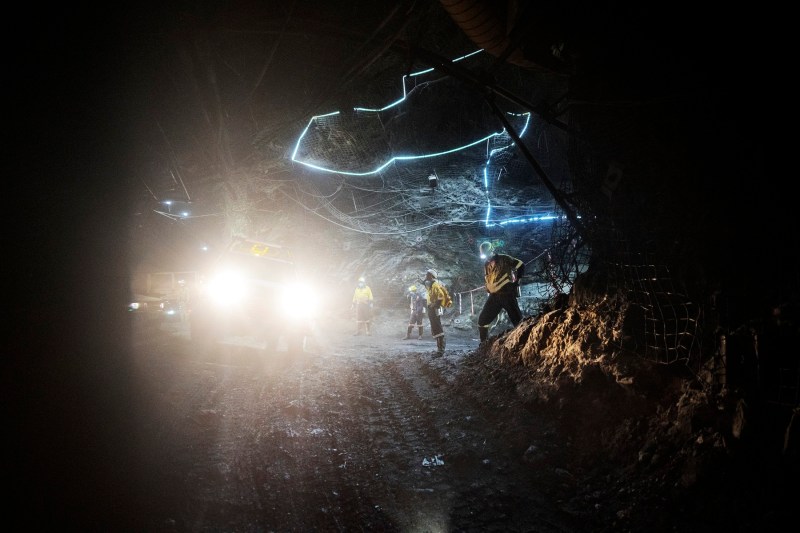 O companie minieră chineză își acuză angajații din Congo că au ajutat rebelii să fure sute de kilograme de aur: „Le-au transportat în secret prin canale subterane”