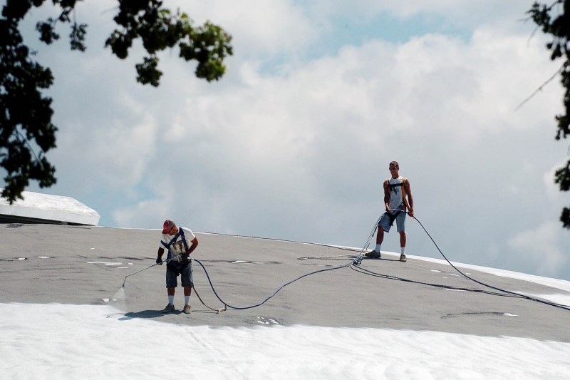 Cercetătorii au creat o vopsea pentru acoperiș care reduce temperatura cu până la 6 grade Celsius în zilele caniculare