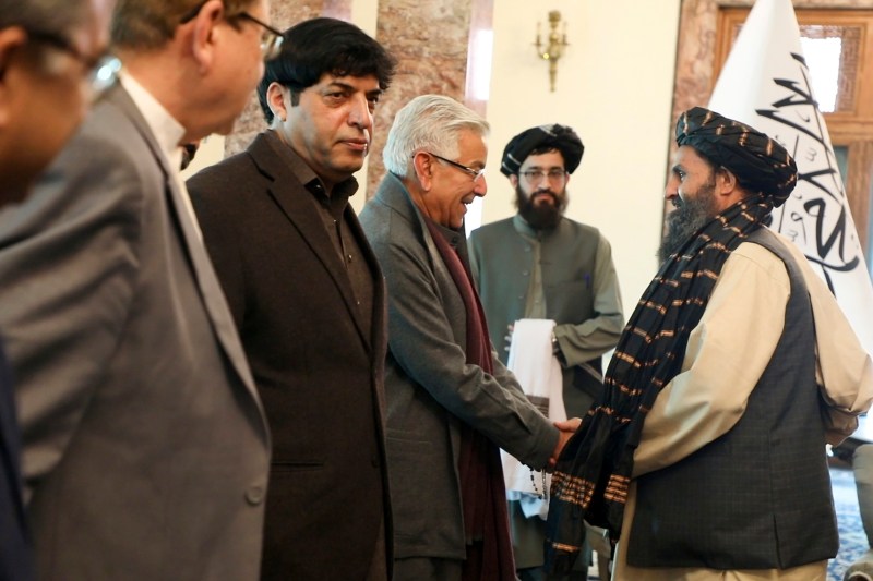 Talibanii revin la masa negocierilor după ce au fost amenințați cu „nimicirea” de puterea nucleară cu care se învecinează