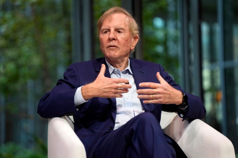 Fostul CEO al Apple spune că producătorul iPhone are „primul concurent real” după foarte mult timp