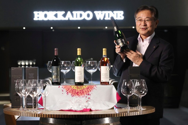 „Dulce și foarte gustos”: Cercetătorii din Japonia au creat un nou soi de struguri și au făcut deja vin din el