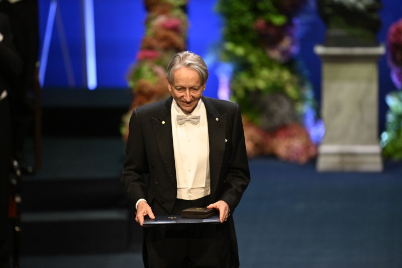 Unul din „nașii AI” avertizează că SUA se împușcă singure în picior și riscă își să piardă avantajul din domeniu în fața Chinei