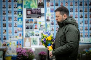 Volodimir Zelenski depune flori la Zidul comemorării apărătorilor căzuți din Kiev, 6 decembrie 2024. Foto - Ukraine Presidents Office / Alamy / Profimedia