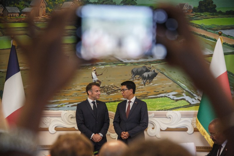 Franța l-a evacuat cu un avion militar pe președintele care spunea în pandemie că poate „schimba istoria întregii lumi”