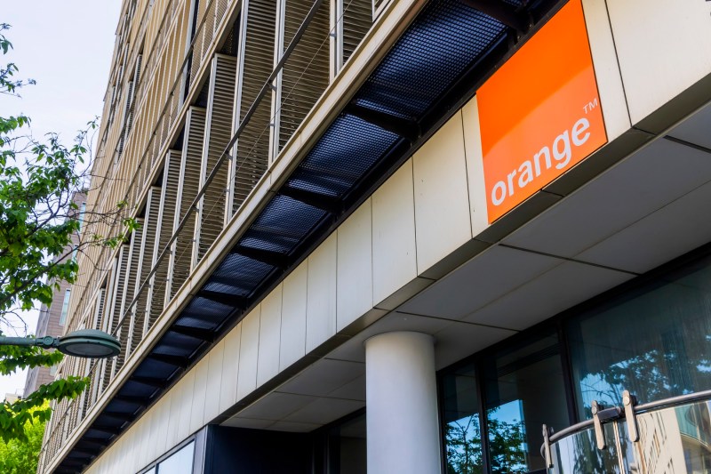 Trei oameni răniți și 80.000 de utilizatori afectați, în urma unei explozii la un sediu Orange din Paris