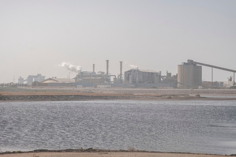 VIDEO Combinat industrial, asaltat de localnicii exasperați de poluare. „Gabes s-a transformat într-un oraș al morții”