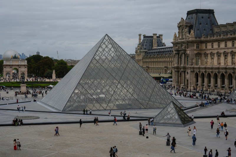 Un restaurator a fost iradiat de acceleratorul de particule al Muzeului Luvru în cel mai grav incident cu radiații înregistrat de Franța în ultimii 17 ani