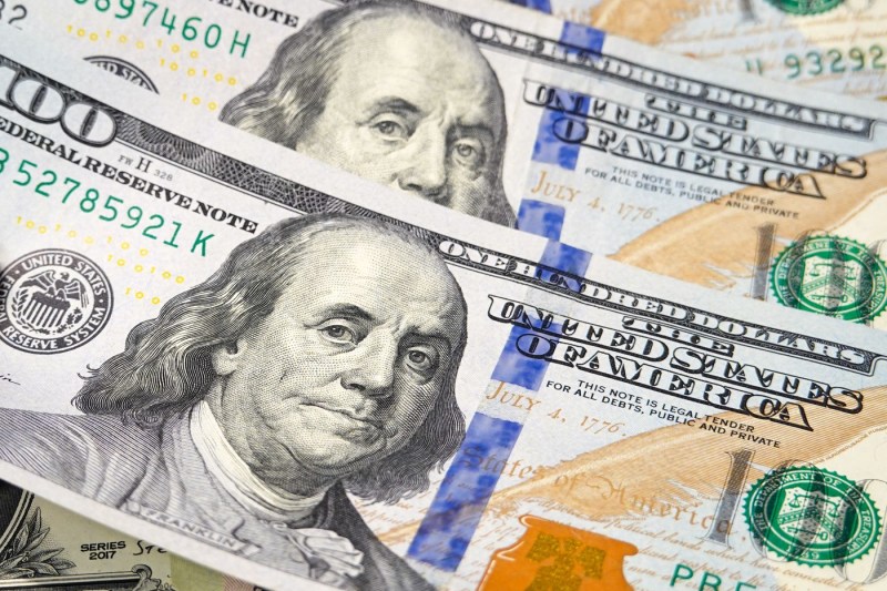 Ponderea dolarului american în rezervele valutare globale a scăzut la un minim record de 56,3% în 2025