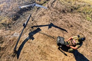 Un soldat rus lansează o dronă de recunoaștere ZALA Z-16 în zona Herson. Foto: Alexei Konovalov / Zuma Press / Profimedia