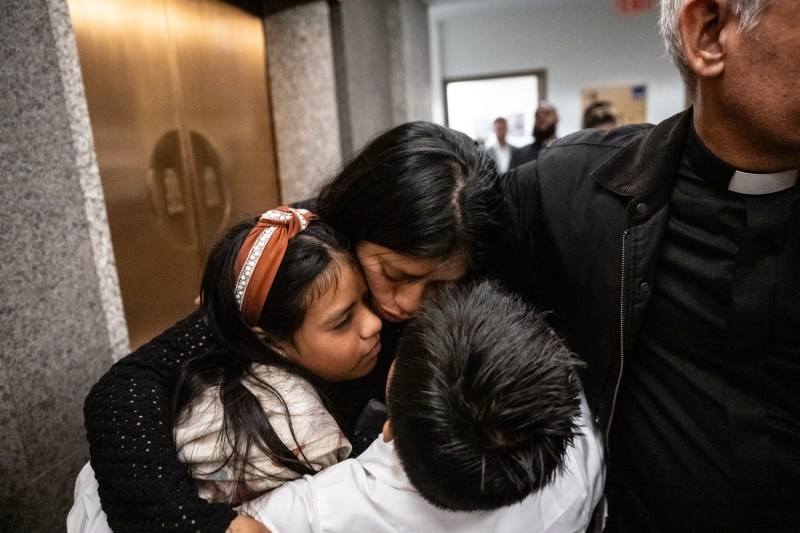 Suma pe care administrația Trump vrea să o ofere copiilor migranți pentru a pleca din SUA: „Acești copii sunt presați să renunțe la drepturile lor legale”