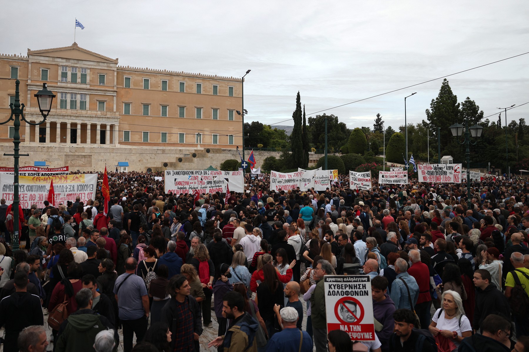 Grecia aprobă legea muncii cu zile de 13 ore, în ciuda protestelor