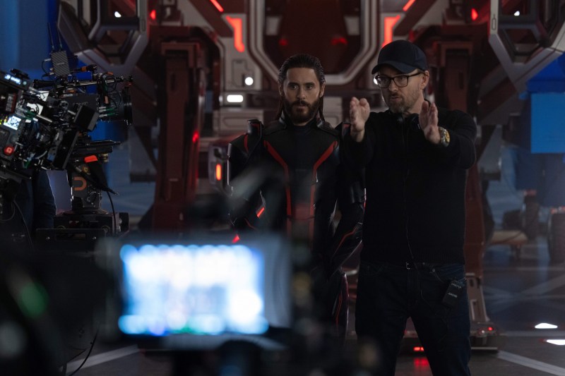 Noul film al francizei „Tron” aprinde neonul, dar debutează sub așteptări la box office