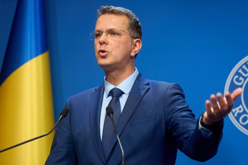 Ministrul USR al Apărării, Ionuț Moșteanu, și-a anunțat demisia, după scandalul studiilor sale / Reacția lui Bolojan