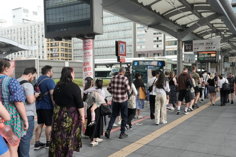 Kyoto va impune turiștilor o taxă de până la 10.000 de yeni (56 de euro) de persoană pe noapte ca să reducă aglomerația