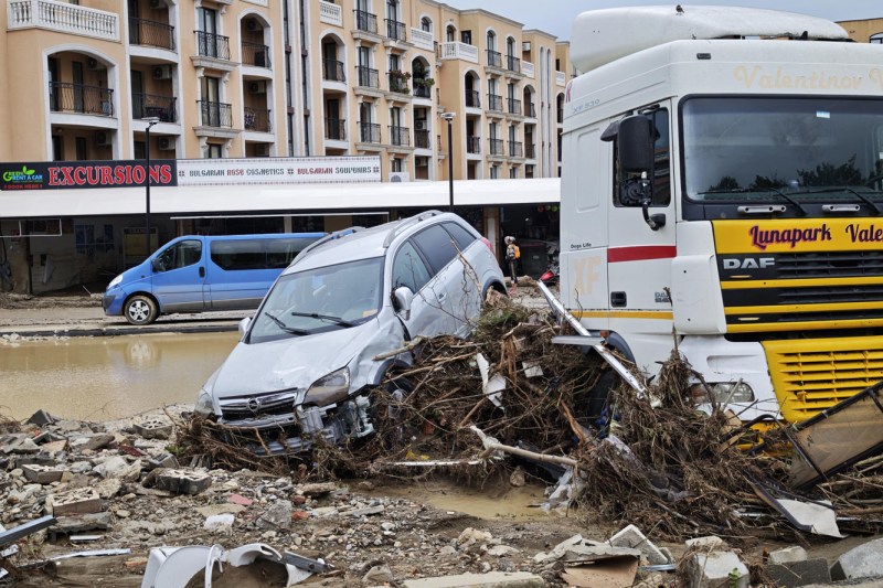 Atenţionare de călătorie pentru românii care merg în Bulgaria. Restricții de circulație din cauza codului roșu de ploi abundente