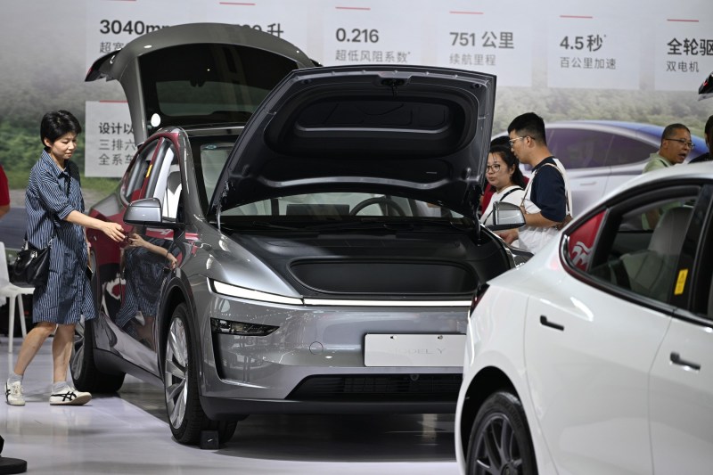 „Tesla pentru cerșetori”: Noile modele low-cost cu care producătorul de mașini electrice a mers în China stârnesc ironii