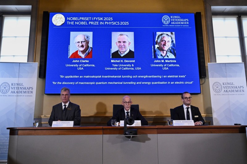 Premiul Nobel pentru Fizică din 2025 a fost acordat cercetătorilor John Clarke, Michel Devoret și John Martinis pentru contribuția la noua generație de tehnologii cuantice
