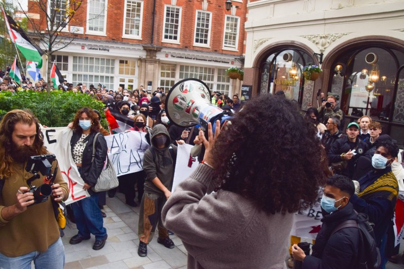 Cum au ajuns universitățile britanice să monitorizeze studenții la cererea industriei de armament