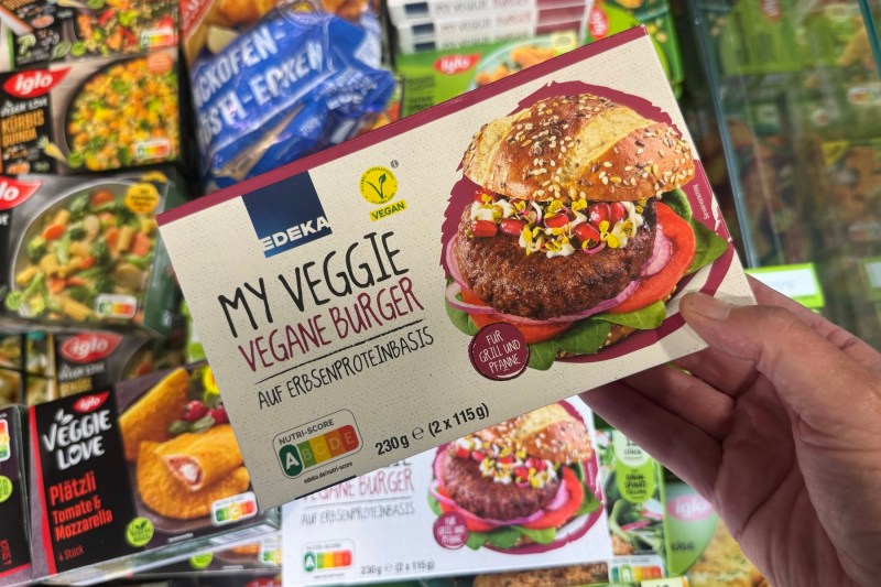 Adio burgeri și cârnați vegetarieni. Parlamentul European scoate din meniu termenii folosiți pentru preparatele care imită carnea