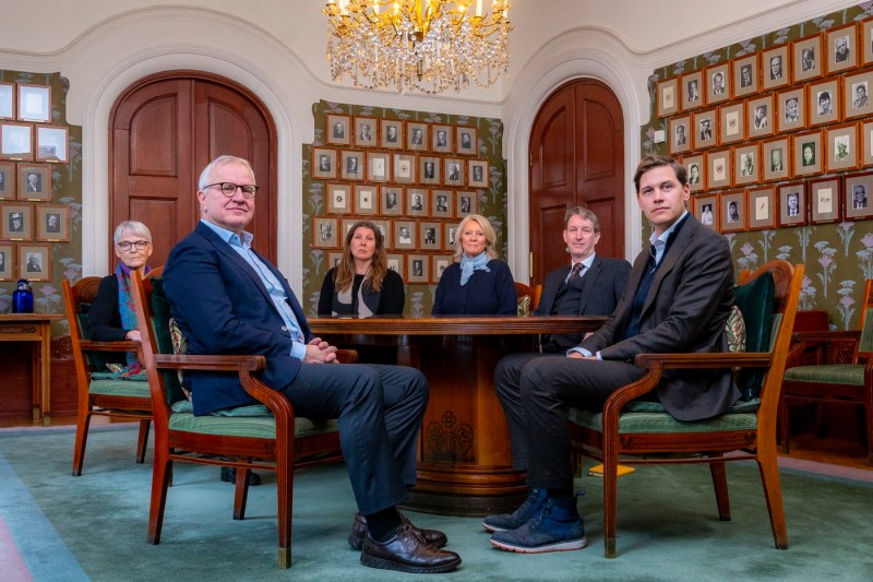 Cei cinci membri ai Comitetului premiului Nobel pentru Pace, alături de directorul Institutului Nobel din Norvegia, Kristian Berg Harpviken (stânga, în față) Foto: Profimedia