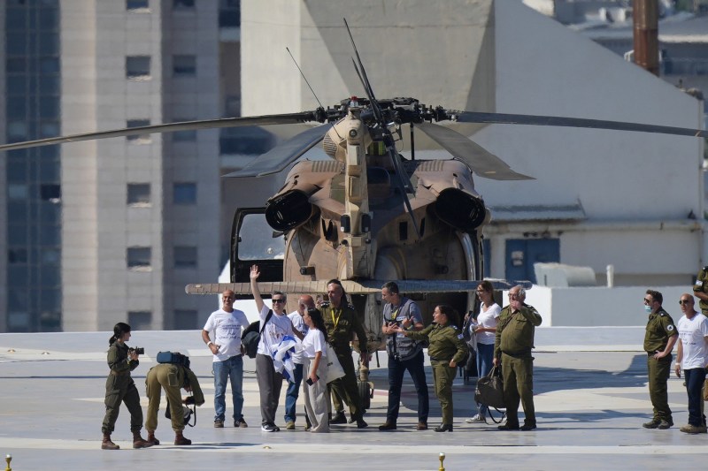 Omri Miran, unul dintre ostaticii israelieni eliberați, salută mulțimea la Spitalul Ichilov din Tel Aviv, 13 octombrie 2025. Foto: Ohad Zwigenberg / AP / Profimedia
