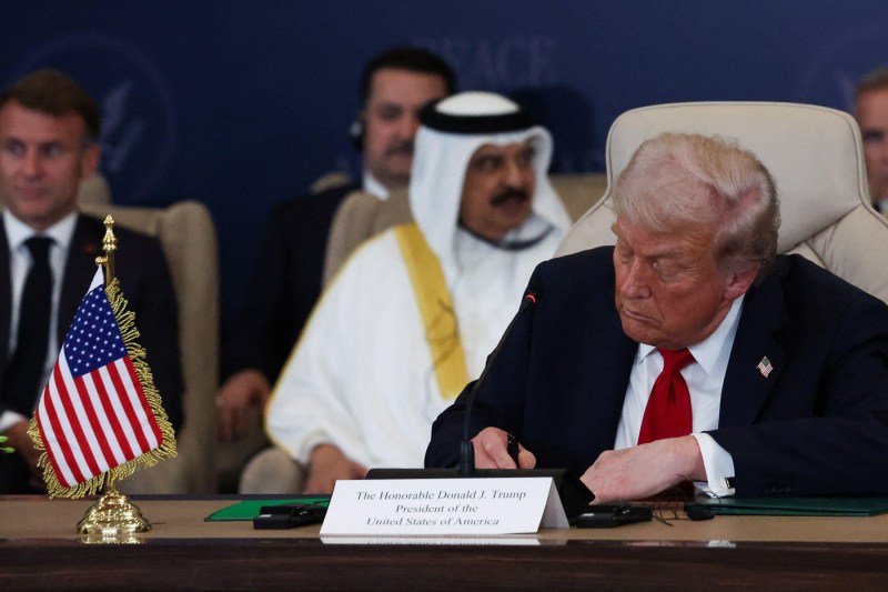 FOTO Trump a arătat o foaie a acordului istoric de pace semnat în Egipt. Ce conține, de fapt, înțelegerea pe care și-a pus semnătura