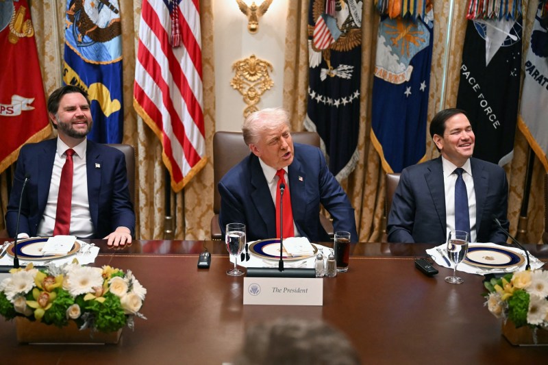 Pentru moment, Trump face un pas în spate în privința planului care contrazice Constituția SUA. Dar indică „un grup de neoprit” care să îi ia locul la Casa Albă