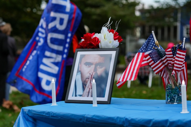 Steaguri ale Statelor Unite, așezate pe o masă alături de o fotografie a lui Charlie Kirk, la un eveniment organizat în Memorial Park in Danville, în memoria activistului american conservator Foto: Profimedia