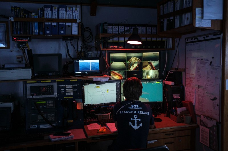 Naufragiu în Mediterană: Corpul unei femei însărcinate, recuperat lângă Lampedusa / Zeci de migranți plecați din Libia sunt dați dispăruți