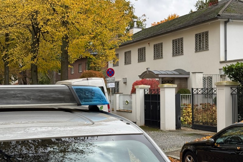 O rețea de falsificatori condusă de un bărbat de 77 de ani a încercat să vândă o copie a celebrei picturi „De Staalmeesters”, evaluată la peste 100 de milioane de euro