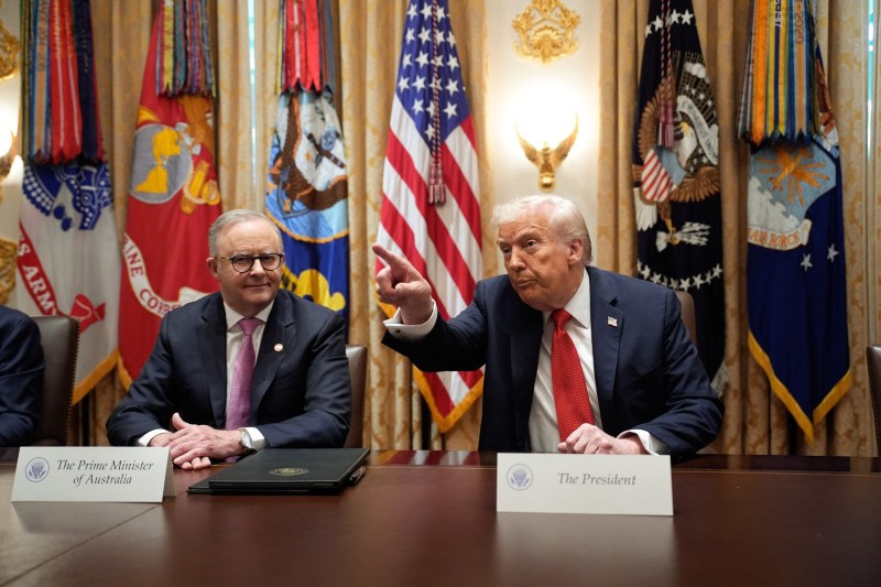 Trump a bătut palma cu încă o țară pentru acces la „pământurile rare” / „Detalii minore” pentru un acord de 240 de miliarde de dolari privind submarinele nucleare